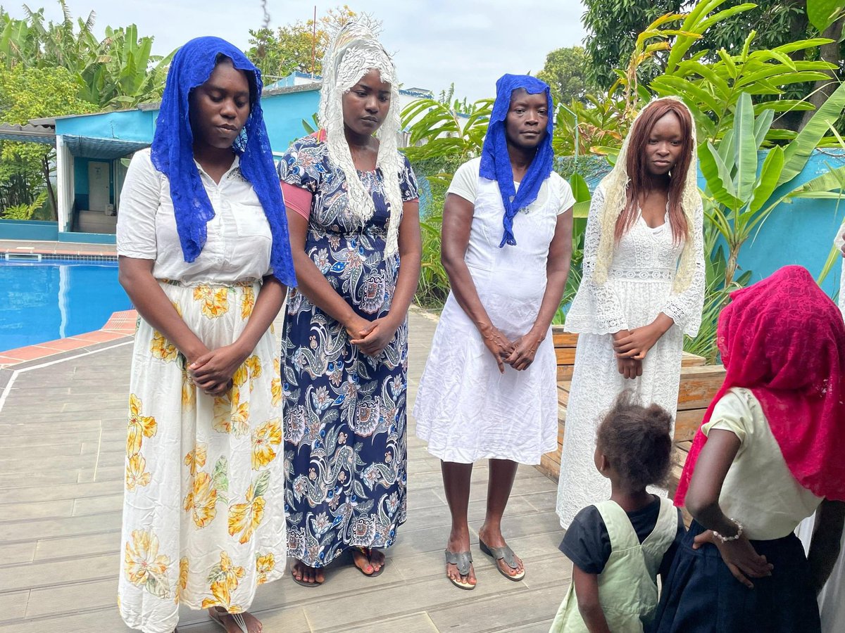 ElAmorNosUnio's tweet photo. 09 de julio de 2022
San Tomé y Príncipe, África.
Ceremonia de Bautismos.

“No estamos perdiendo, vamos ganando” 
Naasón Joaquín García, Apóstol de Jesucristo.

#ElAmorNosUne #Lldm #NaasonJoaquinGarcia #Honorable https://t.co/AgygBIHjf7