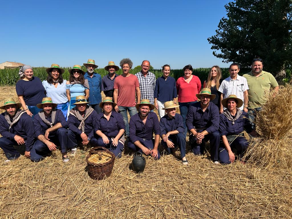 DiputacioLleida's tweet photo. 📢Avui s'estan duent a terme les 42es Festes del Segar i el Batre de la #Fuliola. La vicepresidenta del @IEILleida @niarufach els ha acompanyat en aquesta activitat, utilitzant les eines que s’empraven per a realitzar aquestes tasques al camp🌽
#laforçadelsmunicipis https://t.co/4wXIzcTJ0x
