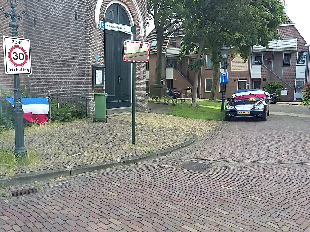 Markla94's tweet photo. Even over die tweet van Laura Bromet:
- Er was volgens omwonende Hervormde Kerk in Ilpendam geen uitvaart gaande (dus niet van boer die zelfmoord pleegde)
- Auto is geen rouwwagen maar 'gewone' sedan (die ook op andere boerendemo's was)
- Zo gemakkelijk verspreidt nepnieuws zich https://t.co/WTadR086s5