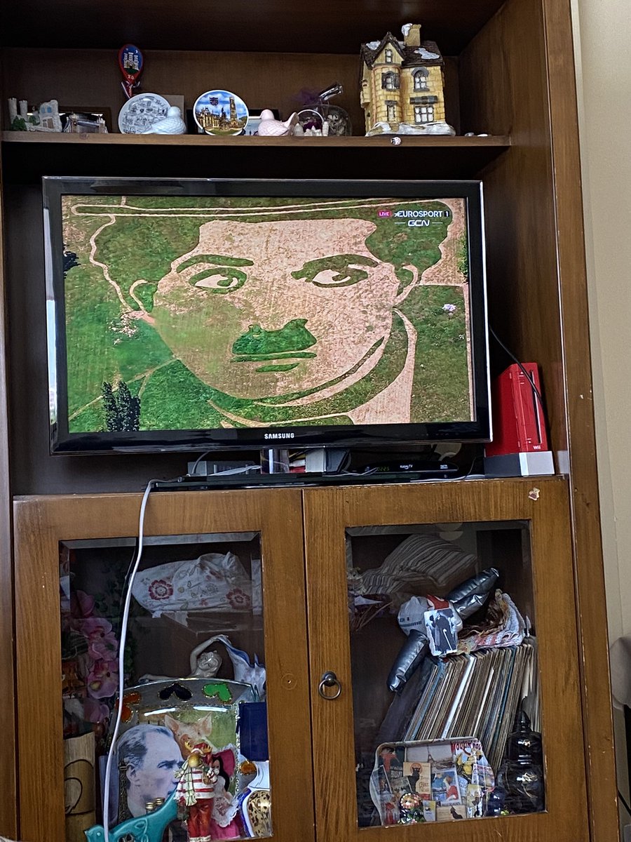 kurtoongut's tweet photo. #ManoirdeBan şehrinden geçti bugün #TourDeFrance2022 Charlie Chaplin in öldüğü yer. https://t.co/MkIy4s048n