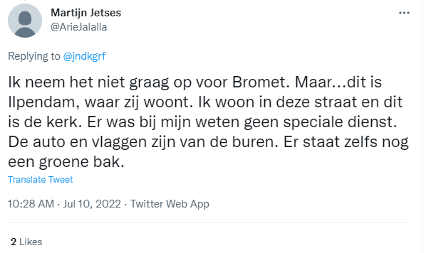 Markla94's tweet photo. Even over die tweet van Laura Bromet:
- Er was volgens omwonende Hervormde Kerk in Ilpendam geen uitvaart gaande (dus niet van boer die zelfmoord pleegde)
- Auto is geen rouwwagen maar 'gewone' sedan (die ook op andere boerendemo's was)
- Zo gemakkelijk verspreidt nepnieuws zich https://t.co/WTadR086s5