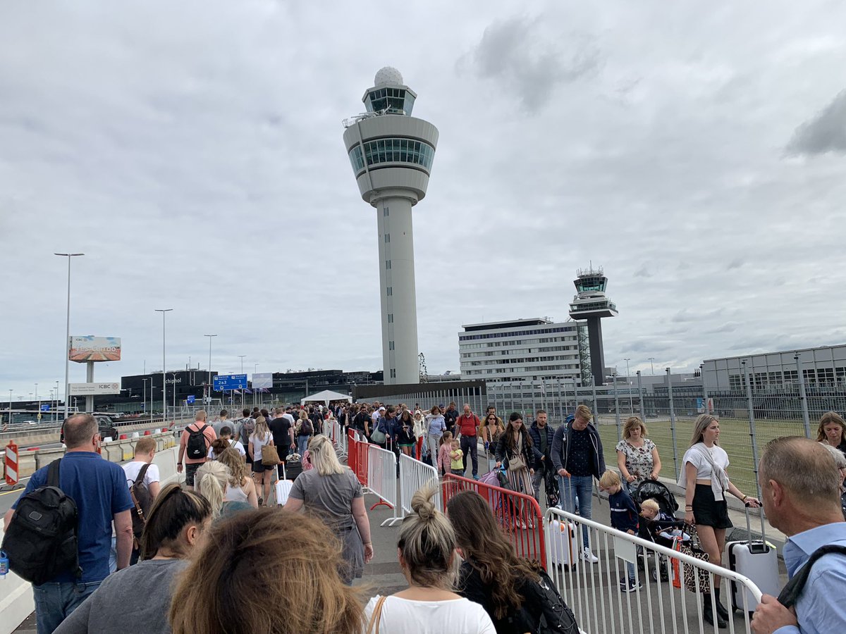 For the #Schiphol watchers : from train (11:35) to other side of security ( 13:20)