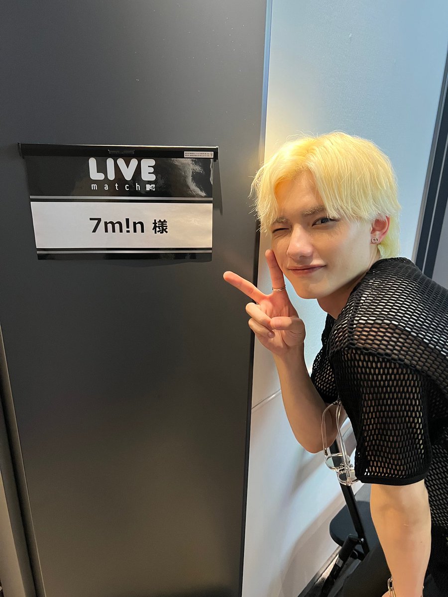 7min_riku's tweet photo. 豪華なアーティストさんがたくさん出演しているMTV LIVEでオープニングアクトを務めさせて頂いたこと、本当に光栄に思います！
学べることもたくさんあってすごく貴重な経験になりました！
本当にありがとうございました❕
ボタン海老が大好きです🦐
#7min
#MTVLIVEMATCH https://t.co/j3ARcRmrG3