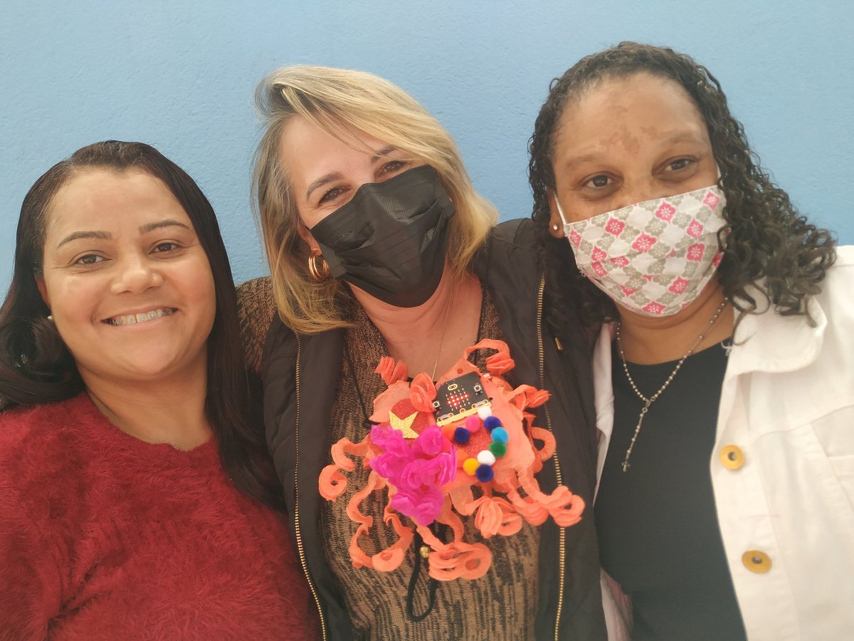 DanielaVeihl's tweet photo. Foi um dia intenso com muita mão na massa! Formação micro:bit na EMEB Marly Buissa Chiedde em São Bernardo do Campo SP Brasil.
#microbitchampions2022 https://t.co/g7FXLxKmDc