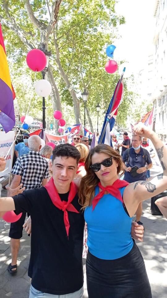 PanuelosRojos_'s tweet photo. Desde España y con #PañuelosRojos, la chispa de la libertad, de la solidaridad y de la revolución sigue encendida. Gracias @Ana_Hurtado86 🙏!!

Y recuerden, estamos en la #SemanaAntimperialista en #Holguín!!

#YoUsoPañueloRojo🚩!! 
#CubaPorLaPaz!!  
#NiTantitoAsí!! https://t.co/pBnozsxcHU