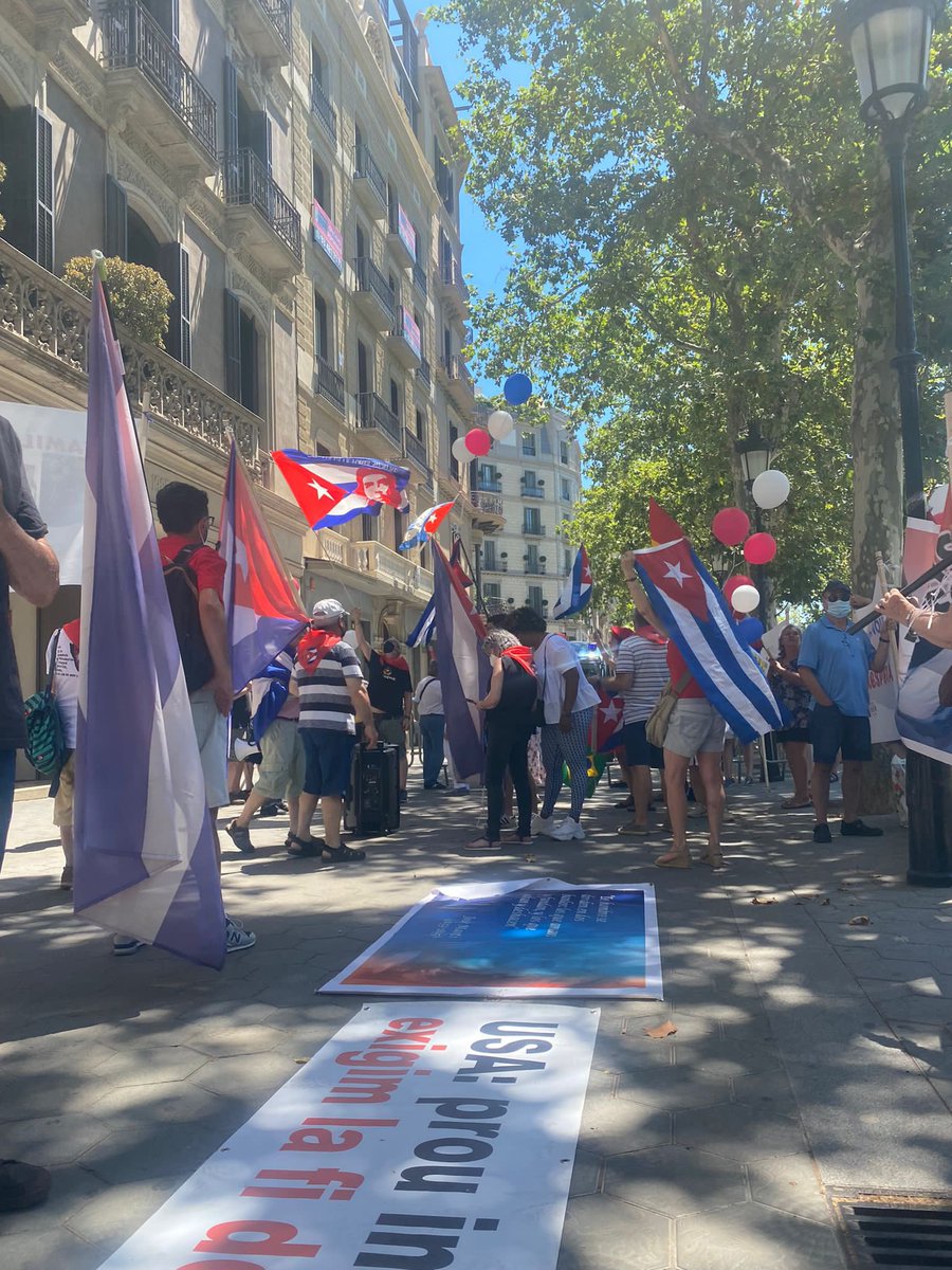 PanuelosRojos_'s tweet photo. Desde España y con #PañuelosRojos, la chispa de la libertad, de la solidaridad y de la revolución sigue encendida. Gracias @Ana_Hurtado86 🙏!!

Y recuerden, estamos en la #SemanaAntimperialista en #Holguín!!

#YoUsoPañueloRojo🚩!! 
#CubaPorLaPaz!!  
#NiTantitoAsí!! https://t.co/pBnozsxcHU