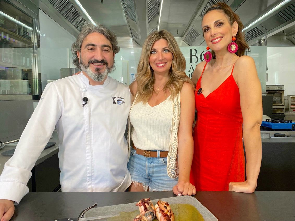 🎥 <a href="/NURIA_FERGO/">Nuria Fergó</a>, <a href="/villalobos_mar/">Mar Villalobos</a> y nuestro chef #TonyGarcia tenemos muchas ganas de mostraros el reportaje realizado por <a href="/aquilatierratve/">Aquí la Tierra</a> en nuestros espacio gastronómico.

#tomanota Mañana lunes a las 20.30 h en #TVE 

#tonygarciaespaciogastronomico #nuriafergo #aquilatierra