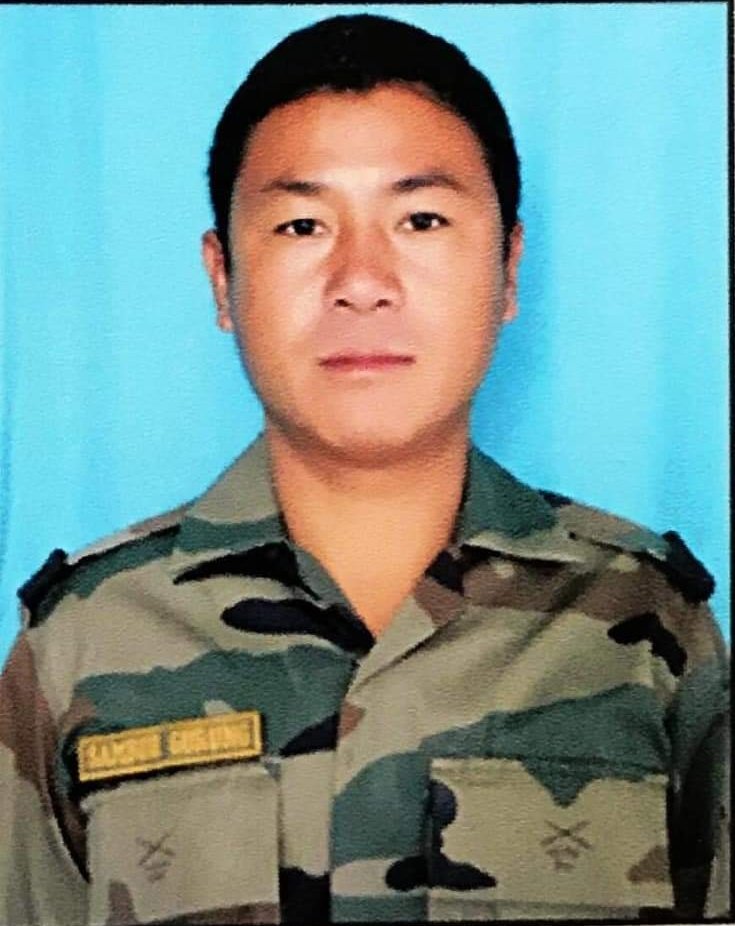 37VManhas's tweet photo. Homage to

HAVILDAR SAMBUR GURUNG
5/8 GORKHA RIFLES
#IndianArmy

on his #BalidanDiwas today.
Havildar Sambur Gurung came all the way from Nepal to defend we Indian against the pakis and in the process immortalized at Naushera sector of J&amp;K in 2020.
#FreedomisnotFree 
#IndiaNepal https://t.co/sP7sHzT9G7