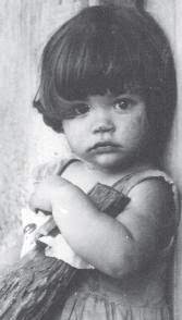 "No me dan pena los burgueses vencidos
Y cuando pienso q van a dar me pena
aprieto bien los dientes, y cierro bien los👀
Pienso en mis largos días sin 👞ni 🌹
pienso en mis largos días sin sombrero ni nubes
pienso en mis largos días sin camisa ni sueños"
#CubaPorLaPaz #Guillén