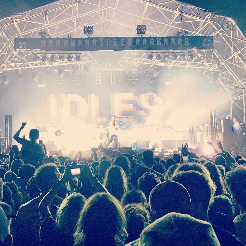 IDLES at 2000 trees.  It was all a bit noisy for me to be honest.  But @mofftuck was in her element! 

I couldn’t get my head around the payment system and somehow managed to accidentally order 14 pints of ale 🤷🏻‍♂️

<a href="/idlesband/">I D L E S</a> @2000trees_festival 
#idle… instagr.am/p/Cf1H-2mAndk/