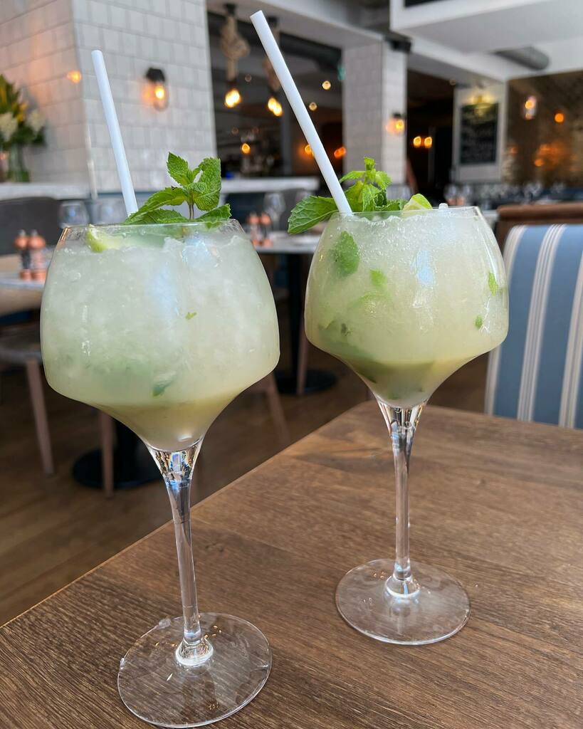 Timothy_Hughes's tweet photo. Cocktail time #cocktails #cocktail #cocktailtime @fishworksuk #coventgarden #coventgardenmarket #coventgardenlondon #fishworks #london #londonist #londoner #londonlife #london🇬🇧 #londonfood https://t.co/Xs3xcn2xmB https://t.co/pCOFW80J8K