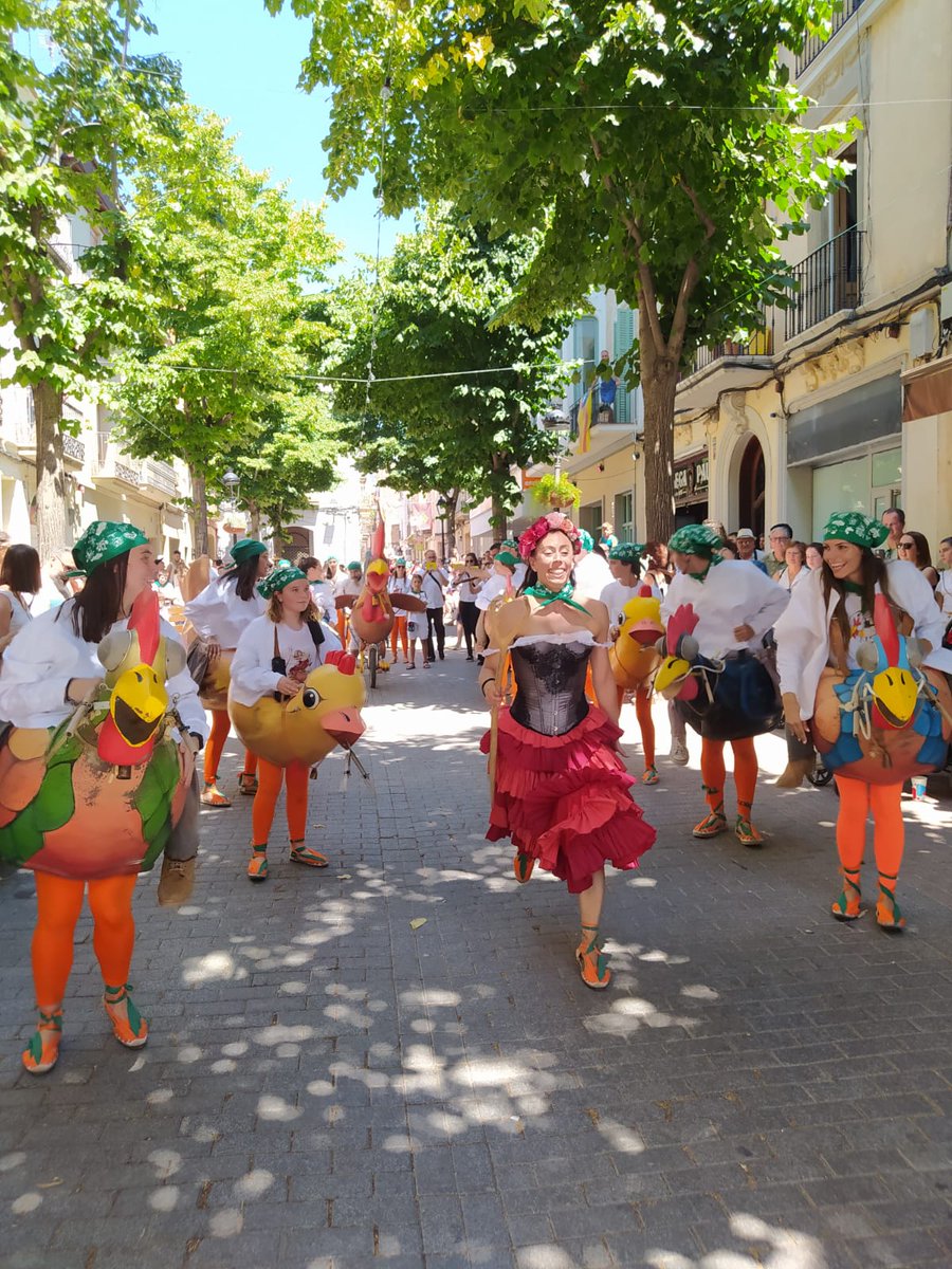 EsparregueraFM's tweet photo. La cercavila, organitzada per l'Ajuntament i la @FEDECULCAT, que ha començat amb el llançament d'un coet i un repic de campanes per part dels Amics del Campanar d'#Esparreguera, transcorre per carrers i places del centre de la vila, i s'utilitza pirotècnia https://t.co/PxjdvXSpTG