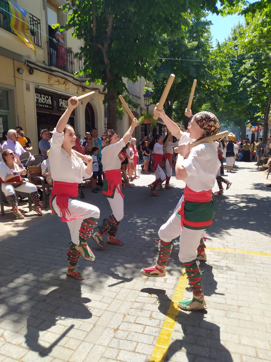 EsparregueraFM's tweet photo. La cercavila, organitzada per l'Ajuntament i la @FEDECULCAT, que ha començat amb el llançament d'un coet i un repic de campanes per part dels Amics del Campanar d'#Esparreguera, transcorre per carrers i places del centre de la vila, i s'utilitza pirotècnia https://t.co/PxjdvXSpTG