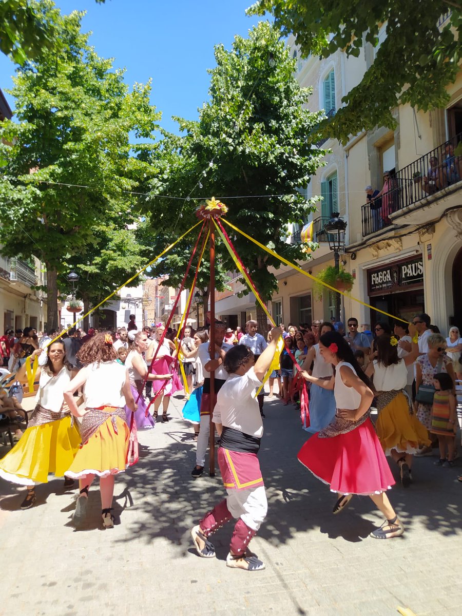 La cercavila, organitzada per l'Ajuntament i la <a href="/FEDECULCAT/">La FEDE d'Esparreguera</a>, que ha començat amb el llançament d'un coet i un repic de campanes per part dels Amics del Campanar d'#Esparreguera, transcorre per carrers i places del centre de la vila, i s'utilitza pirotècnia