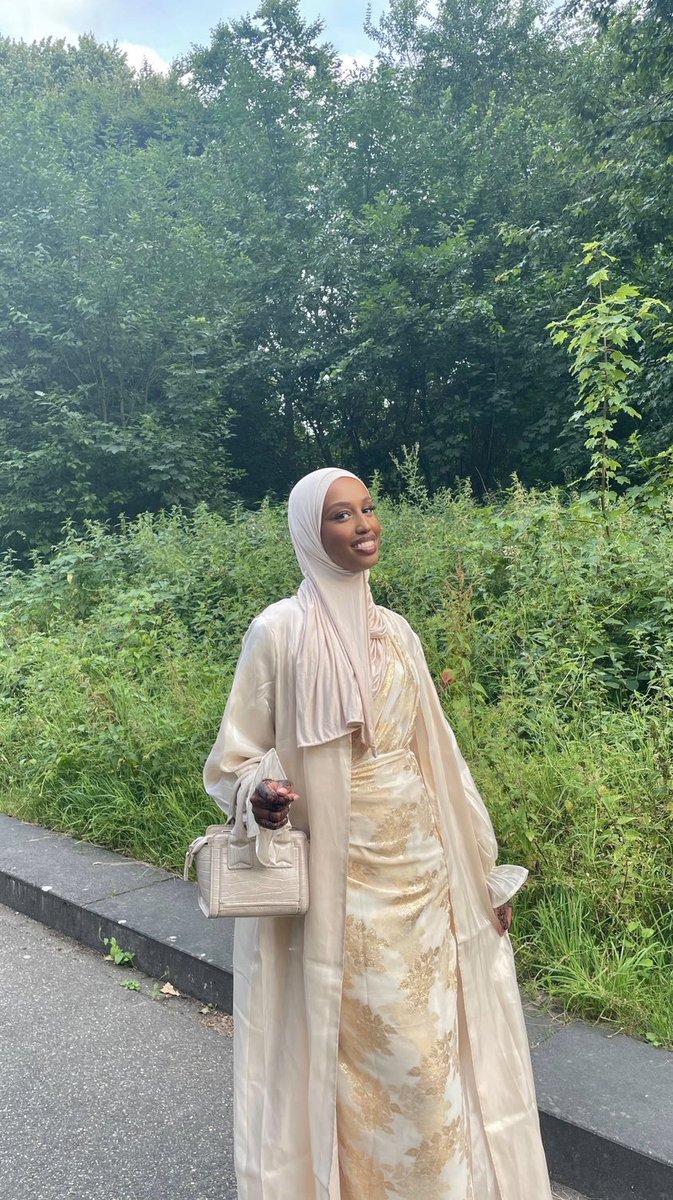 Obsessed with the abaaya + guuntino look 🤍