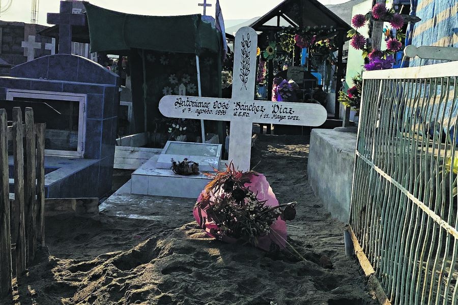 latercera's tweet photo. #LTDomingo | El tren de los muertos. Arica está viviendo sus años más críticos en cuanto a homicidios. Desde 2021 aparecen cadáveres ejecutados en sitios baldíos. Muchos de ellos, víctimas del Tren de Aragua https://t.co/8Pf2mPWyCp https://t.co/6RgBP1f2ur
