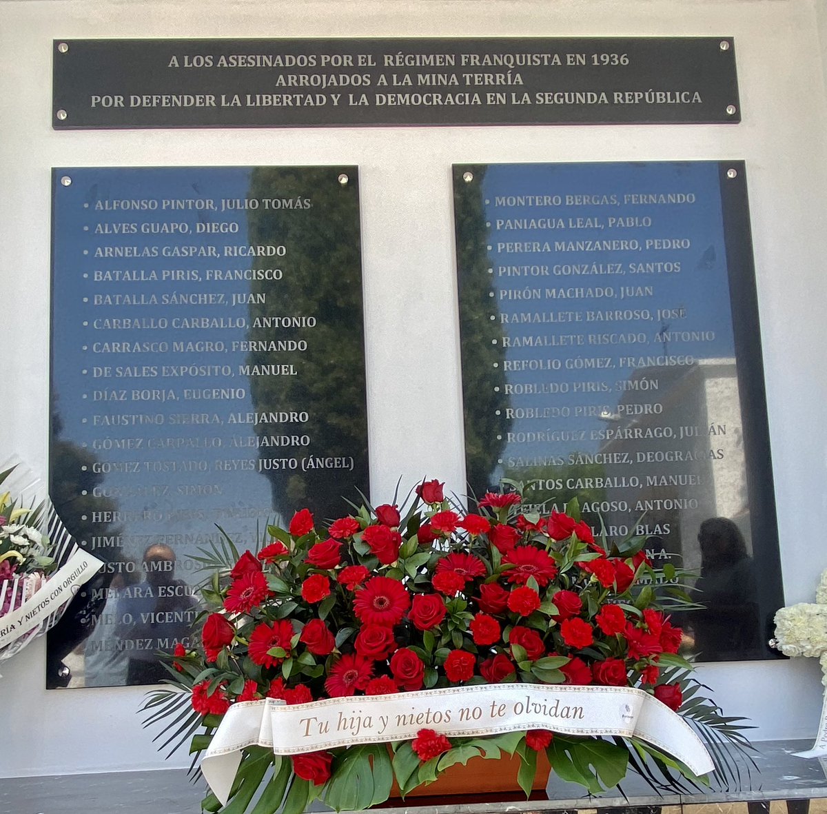 Plantarse, cara a cara, con la historia... Hoy es un día de justicia, de recuperación de nuestros muertos, de los asesinados por la barbarie fascista en la Mina Terría. Es un día en el que se ha hecho un poco de justicia ante tanto dolor y el peso cómplice del silencio.