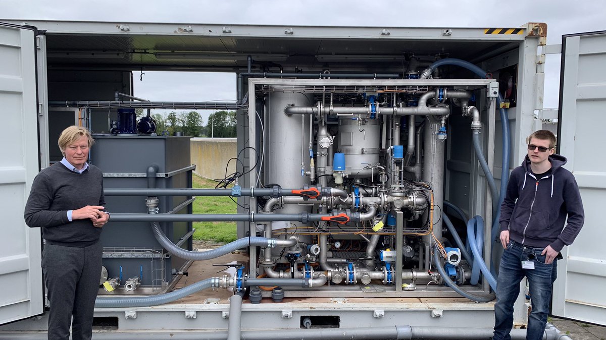 JokeGeldhof's tweet photo. Opening Proefzuivering @WaterschapHHNK Wervershoof die samen met @PWNwaternatuur ondersteund door @MinIenW met ozon microverontreiniging uit water zuiveren. Mooi om zo essentiële kennis te vergaren in landelijke Ketenaanpak Medicijnresten uit Water, voor gezonde leefomgeving 💙💚 https://t.co/2MY77cwIvA