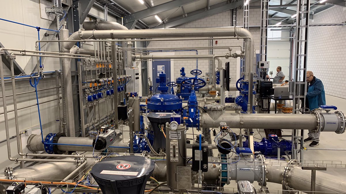 JokeGeldhof's tweet photo. Opening Proefzuivering @WaterschapHHNK Wervershoof die samen met @PWNwaternatuur ondersteund door @MinIenW met ozon microverontreiniging uit water zuiveren. Mooi om zo essentiële kennis te vergaren in landelijke Ketenaanpak Medicijnresten uit Water, voor gezonde leefomgeving 💙💚 https://t.co/2MY77cwIvA