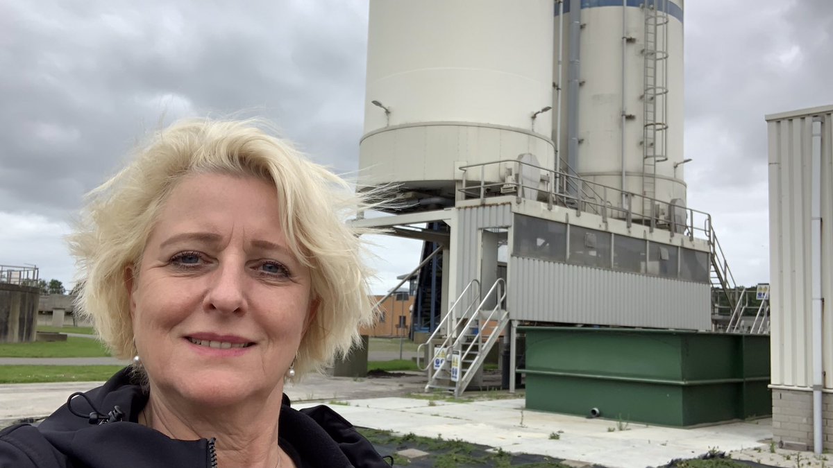 Opening Proefzuivering <a href="/WaterschapHHNK/">Waterschap HHNK</a> Wervershoof die samen met <a href="/PWNwaternatuur/">PWN</a> ondersteund door <a href="/MinIenW/">Ministerie van Infrastructuur en Waterstaat</a> met ozon microverontreiniging uit water zuiveren. Mooi om zo essentiële kennis te vergaren in landelijke Ketenaanpak Medicijnresten uit Water, voor gezonde leefomgeving 💙💚