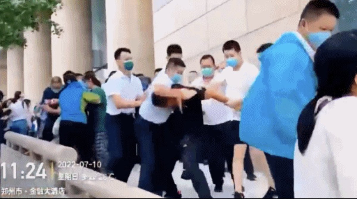 Eason_ZYT's tweet photo. 河南储户们总攻400多亿的钱就这么没了，政府还不让维权？还派人殴打驱散百姓？你敢信这是现在的中国？是不是又要说这些百姓都是境外势力？😅 https://t.co/4iBLfAoRyD