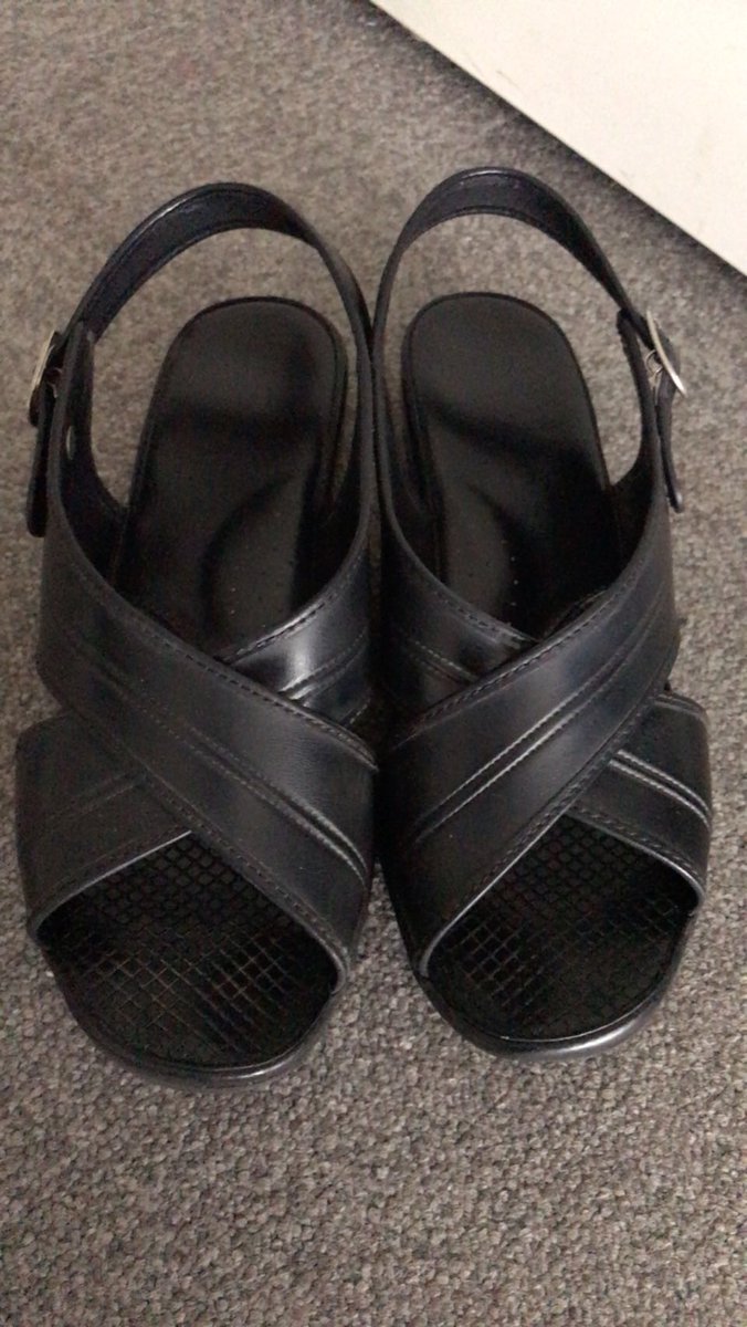 asipansuto's tweet photo. 20代前半の女性
以前は，ナチュストで履いていたが最近は，フットカバーで履いている
フットカバーの隙間から見える足指がたまらん
#パンスト
#ナースサンダル https://t.co/P6FpKxuDJw