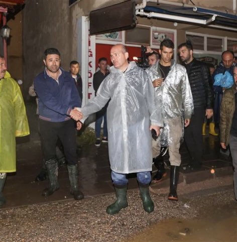 Süleyman Soylu sel haberini alır almaz  Yüksekova'dan #İstanbul Esenyurt'a geldi, Ekrem İmamoğlu ise Fethiye Uzunyurt'taki tatiline devam etti!

EKREM İMAMOĞLU NEREDE?!
