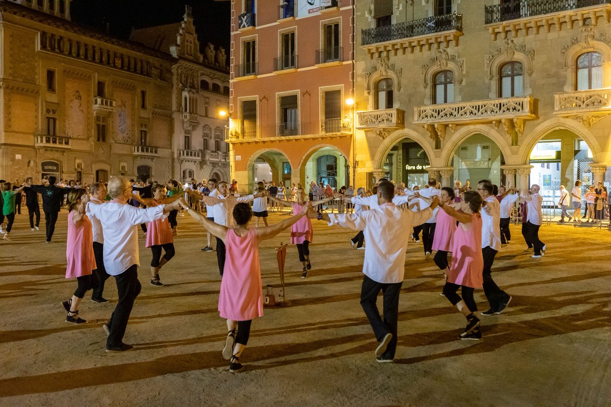 llacamistat's tweet photo. Gran concurs ahir dissabte nit a la plaça Major  de Vic!! Les millors colles de Catalunya ens van maravellar i fer gaudir de la nit!! Llaç d’Amistat@entre elles 👏👏👏 https://t.co/ow1OJxdk26