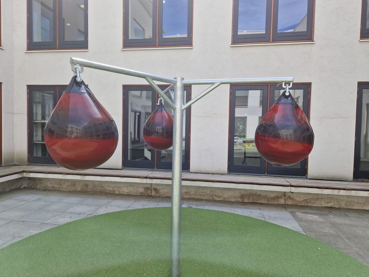 KStanthardt's tweet photo. Boksen slaat letterlijk je agressie, frustratie en negatieve gevoelens weg en het maakt je fitter en versterkt je spieren

Een outdoor boksfaciliteit die het hele jaar door in de pauzes, rondom schooltijd maar ook met gymles de leerlingen de gelegenheid geeft om lekker te trainen https://t.co/Su53Ghr2lE