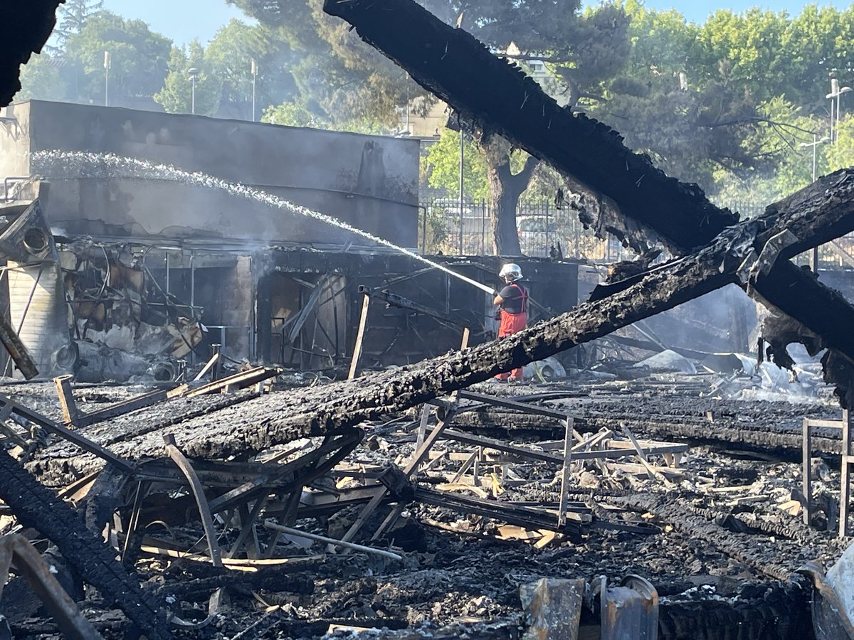 C’est une catastrophe pour #Carpentras ce qui s’est passé cette nuit. L’Espace Auzon est un de nos deux principaux lieux de culture et un lieu très important pour toutes les associations de la ville. Ma réaction complète dans l'image ci-dessous ⬇️🙏<a href="/sdis84/">SDIS de Vaucluse-84</a> @enedis_prov_alp