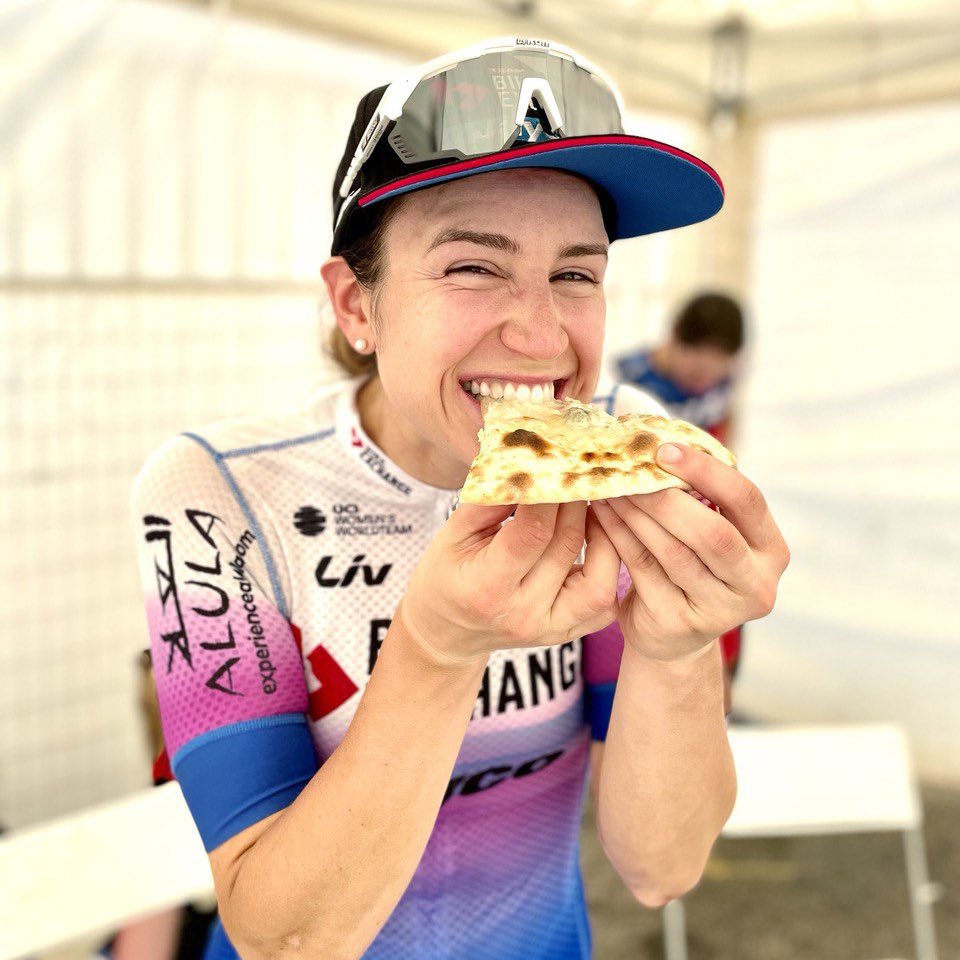 #GiroDonne22 💕🇮🇹 When in Italy 🤌 A well-earned pizza for @FaulknerKristen 🍕