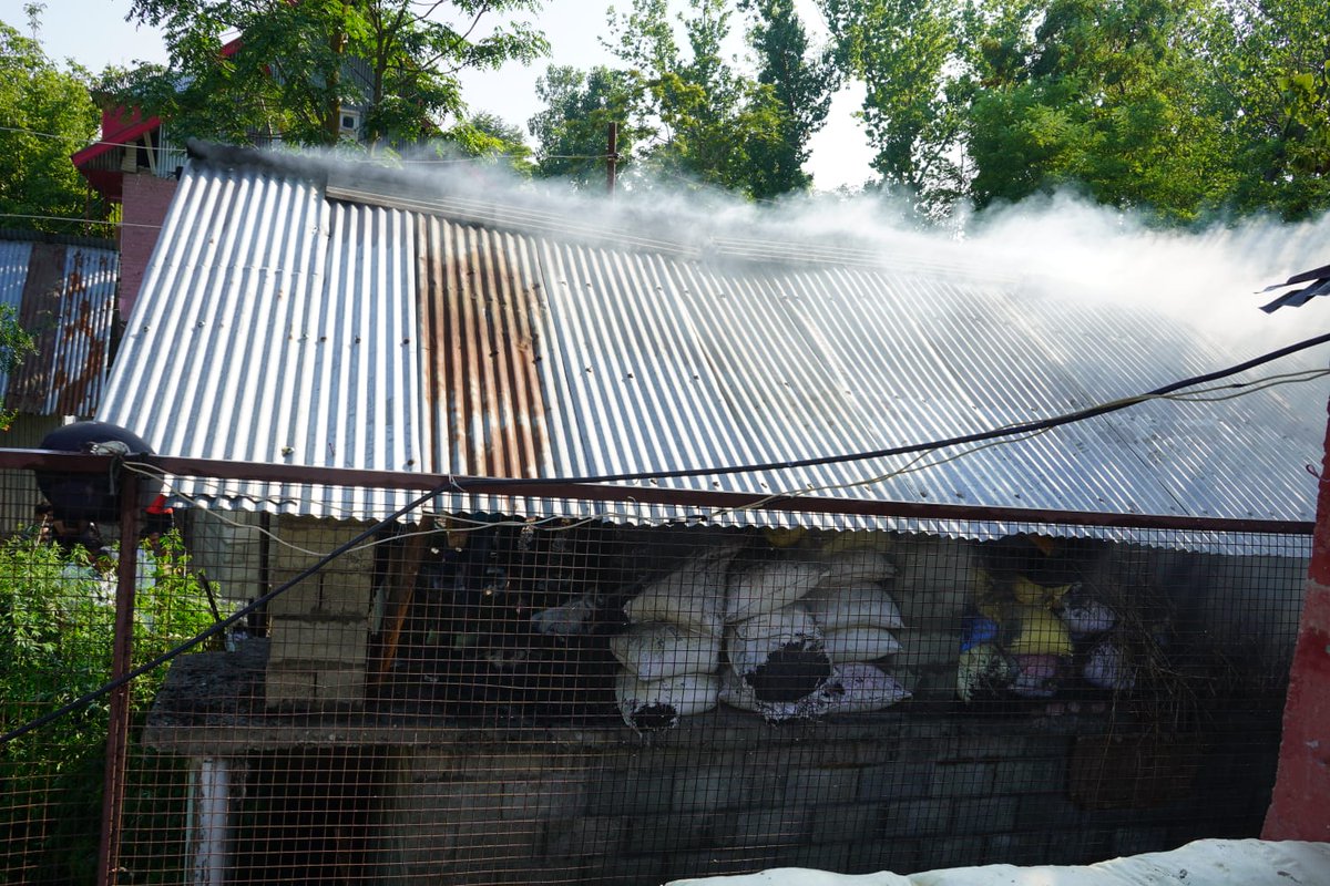 45bncrpf's tweet photo. CRPF Helping hand
Fire broke out in the house of a neighbour Ali Mohammad, Sumbal, our troops helped in dousing the fire and rescued the life and property. https://t.co/1cAYwcAJZR