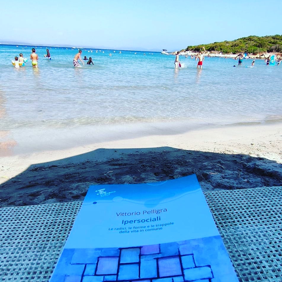 VPelligra's tweet photo. Arrivano segnalazioni da Maladroxa 😅
#Ipersociali #letturedaombrellone #unlibroperlestate #maladroxia #sardegna https://t.co/1b6Z6YndvI