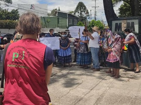 PBIcanada's tweet photo. PBI-Guatemala accompanies the Multisectoral Chinautla resistance to the renewal of sand extraction licences and its work in defence of the human right to water. More context at https://t.co/AfTazc9K2M #right2water #HRTWS #PBIaccompanies https://t.co/550CKQYZwv