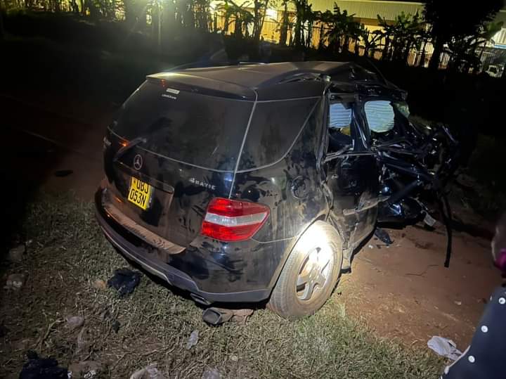 Two people are reported dead after the car they were travelling in was hit by a train at the level crossing (railway) in Nakawa Division, Kampala this morning.
#tulibyaife