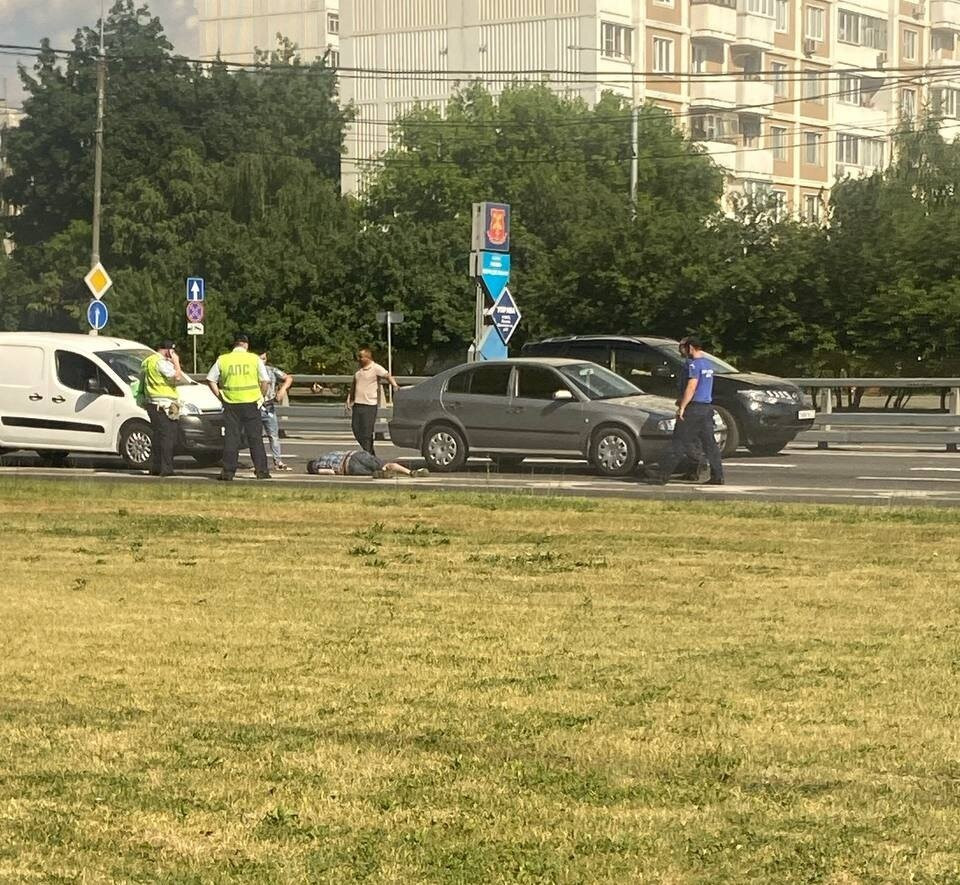 RaenzaRu's tweet photo. «Интересное» ДТП случилось 4 июля на Боровском шоссе.

Во время движения белый фургон врезался, из него вышел водитель, упал и уснул прям на проезжей части — https://t.co/c6oKSbSgnt https://t.co/nybq6dj9cP