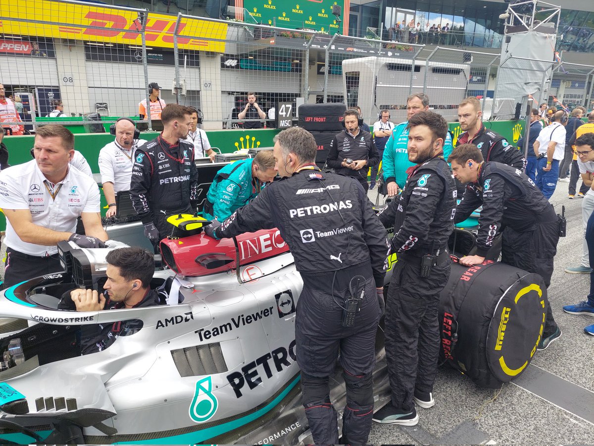 fiagirly's tweet photo. #AustrianGP 🇦🇹: 15 minutes to go, and a lot of work being done on Lewis Hamilton’s car still. 

📷: Autosport https://t.co/UfB0rTXom4