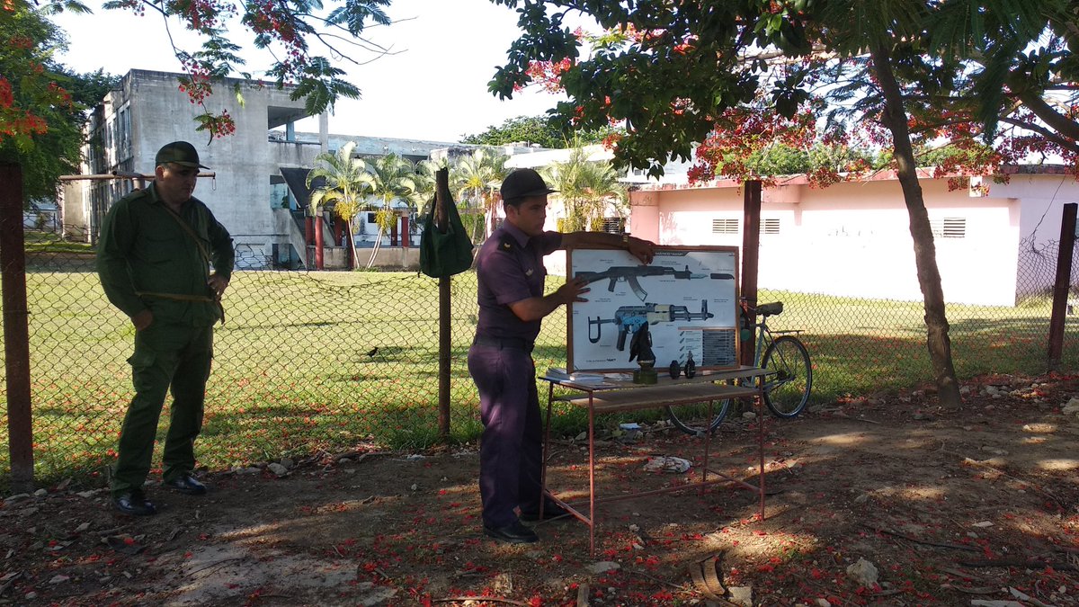 Estudiantes y trabajadores de nuestra filial en plena preparación para defender nuestra #RevolucionCubana #CubaPorLaPaz #Feubanes