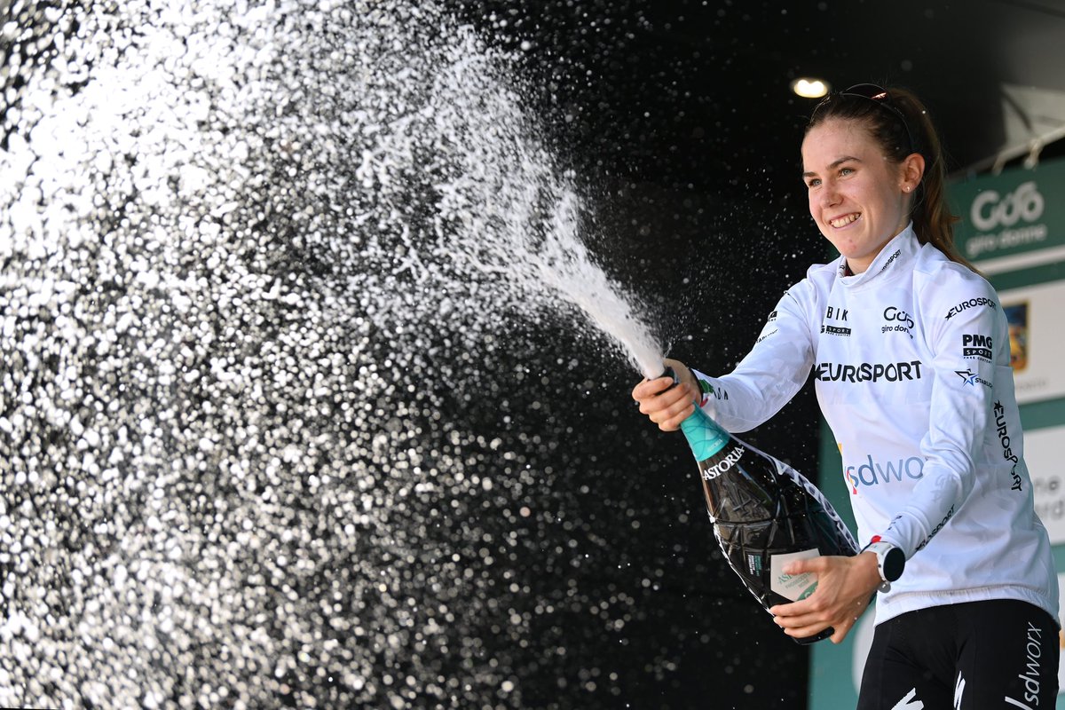 Top 5 in the general classifications of @giro_donne for @N_FisherBlack! “A good GC was my goal, so I’m really glad that I succeeded.” The 21 years old New Zealand rider also takes the white youth jersey home for a 2nd year in a row. Congrats, Niamh! 🥝💥 📸 @gettysport