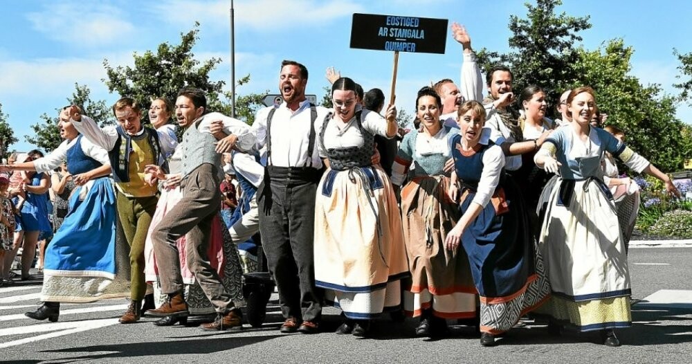 LeTelegramme's tweet photo. À Landerneau, le festival Kann al Loar met les cercles et bagadoù à l’honneur
➡️ https://t.co/eMZBdrVo19 https://t.co/86Jw3aCL4h
