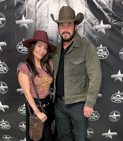 CTV_CAMILLA's tweet photo. Lucky for me, he didnt take me to the train station... 🤠 @colehauser hope you &amp; your wife enjoy your @calgarystampede experience &amp; the city of Calgary.
Pleasure meeting you sir! 
@CowboysCalgary #cowboysmusicfestival https://t.co/LtfHOZnUj8