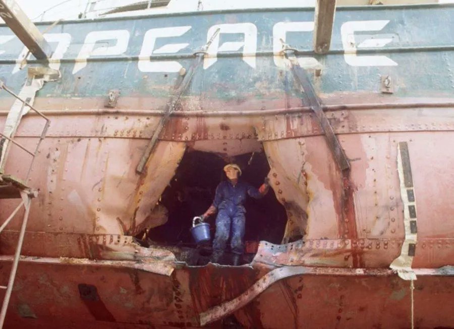 Heute vor 37 Jahren versenkte der französische Geheimdienst das Schiff "Rainbow Warrior" von Greenpeace. Der 35-jährige Fotograf Fernando Pereira starb dabei. de.wikipedia.org/wiki/Versenkun…
