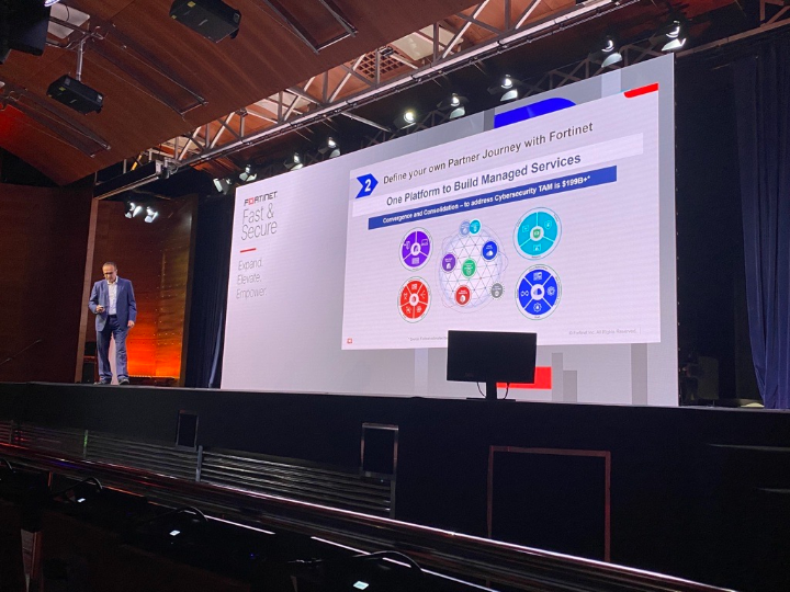 beat_erb's tweet photo. #Fortinet's Amit Joshi took the stage at #FastSecure22 to present the #FortinetEngage Partner Program and how it continuously contributes to partners’ success and business growth. 

https://t.co/fXIVzHQDKM
#FortinetPartner https://t.co/g3CoViP0G2