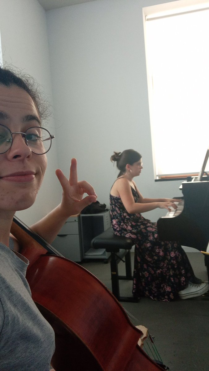 carmenvb97's tweet photo. Efectivamente tenemos muchísimas clase y la echo mucho de menos
Nuestras aficiones: beber, comer y estudiar 🤣 https://t.co/jjq3vWGVJ6