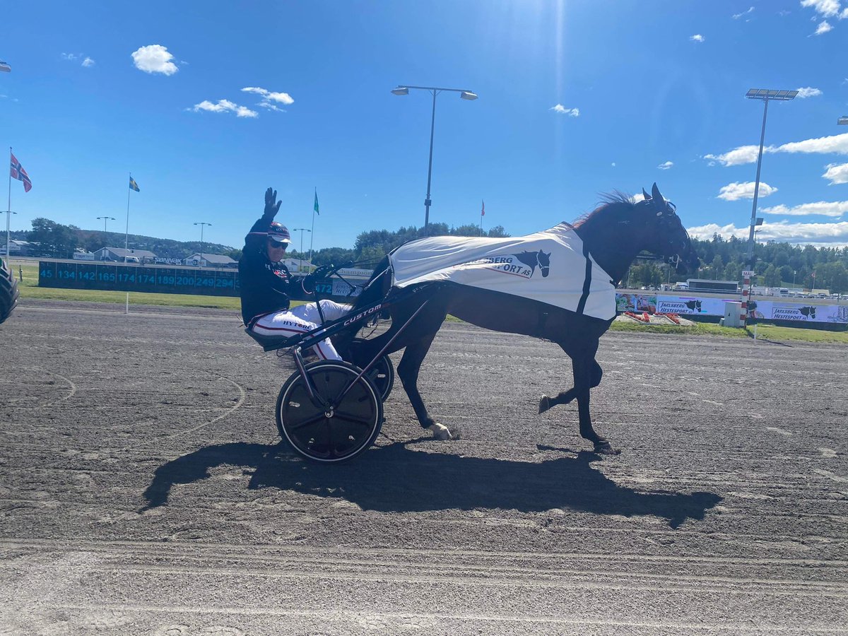 Kandice B.R innleder dagen på Jarlsberg. Ledelse fra start til mål var passert for ei flott 4-års hoppe. Vi gratulerer 🤩🎉👏