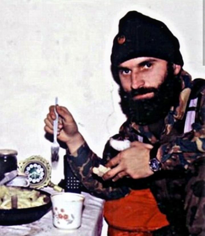 CecenArsiv's tweet photo. Bugün şehidimiz şerefimiz Şamil Basayev'in şehadet yıldönümü..
10 Temmuz 2006 unutmayacağız!

"Müslümanlar sigaraya verdikleri 1 günlük parayı bize gönderselerdi Rusları haritadan silerdik." 
- Şehit Şamil Basayev https://t.co/m3Ylww39xj