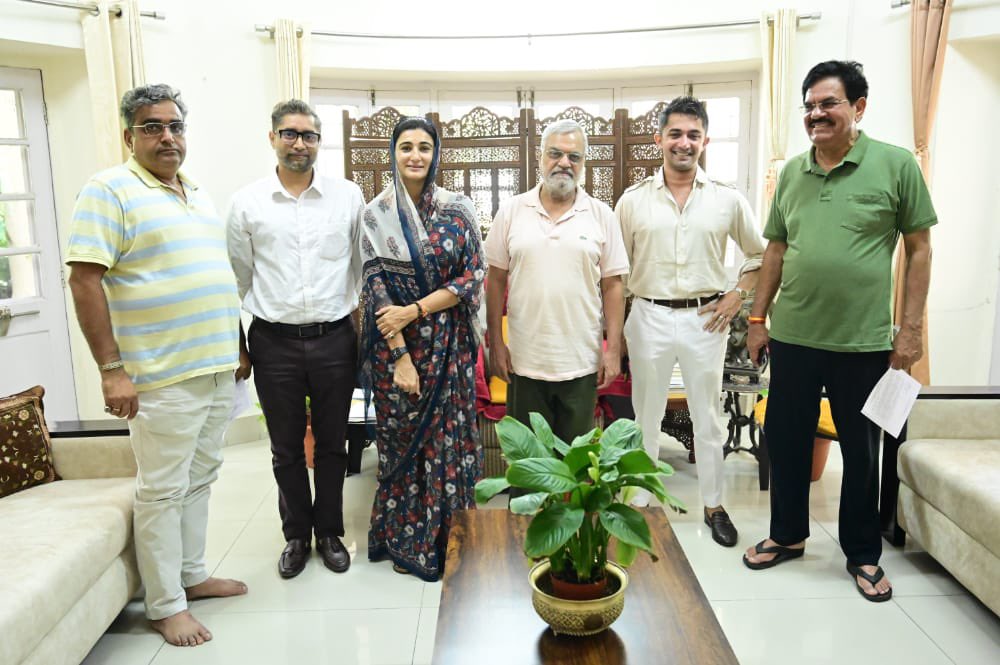 KumariRukshmani's tweet photo. We are honored to meet and invite Dr @drcpjoshi ji Speaker Rajasthan Vidhansabha , Cabinet minister Shri @KatariaLalchand  ji, Co-operative Minister Shri @UdailalAnjana ji for 5th National conclave of All India Professionals’ Congress.@AalimJaveri @avithanvi @ProfCong https://t.co/TRpKqkS4E5