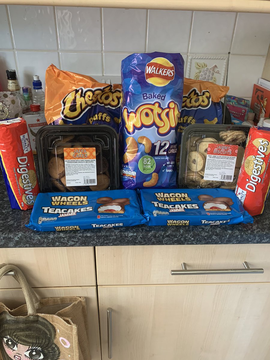 Dimaline27's tweet photo. Up & out by 8am been to parents, done a tip run went to the cheap #StackItHigh as refuse to pay over the odds for crisps Β£7.50 spent! Back to parents late breakfast, brunch for them as they are now out drinking at #HessleFeast productive Sunday AM! https://t.co/lIkUPjRsvm