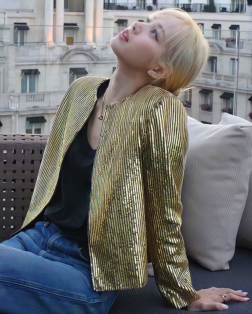 lalisapics4k's tweet photo. An angel contemplating the sky https://t.co/5klIsjBydX