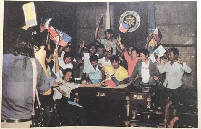 OneAahad's tweet photo. ✅World taught - Decadence of #Phillipines PR Ferdinand Marcos in 1986 &amp; after 36 years, His son became the president! But Rajapaksa family Will not take over .As the Law will punish them.
#අරගලයටජය  #SriLankaProtests #GoHomeGota #lka  #EconomicCrisisLK  #GoHomeGota2022  ♥️🇱🇰✊🏽 https://t.co/zaF1XMhQ9q